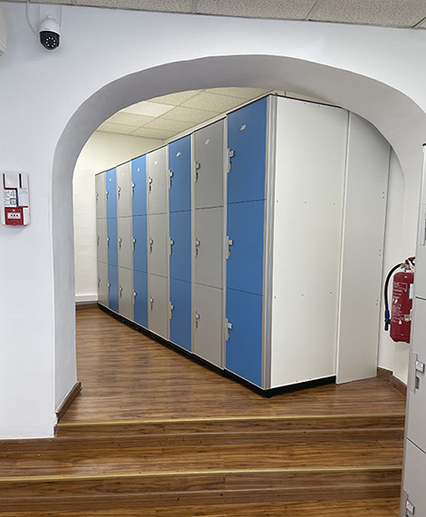 Automatic luggage lockers